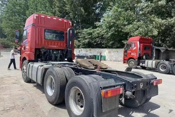 초침 말 상자 트레일러 2021년 빨간색 6×4 드라이브 모드 Weichai 엔진 460hp는 FAW 트랙터 트럭을 사용했습니다