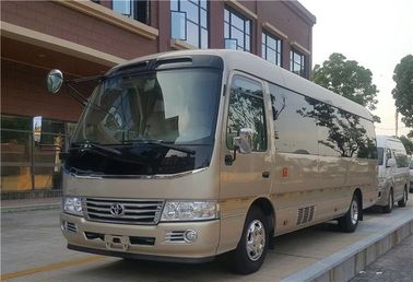 2016년 Toyato는 13개의 좌석을 가진 코스터 버스 초침 소형 버스를 사용했습니다
