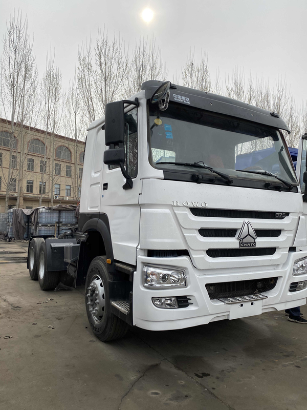 아주 튼튼하 시노트럭 호워는 웨이차이 엔진 371HP 새로운 페인트와 트랙터 트럭을 사용했습니다