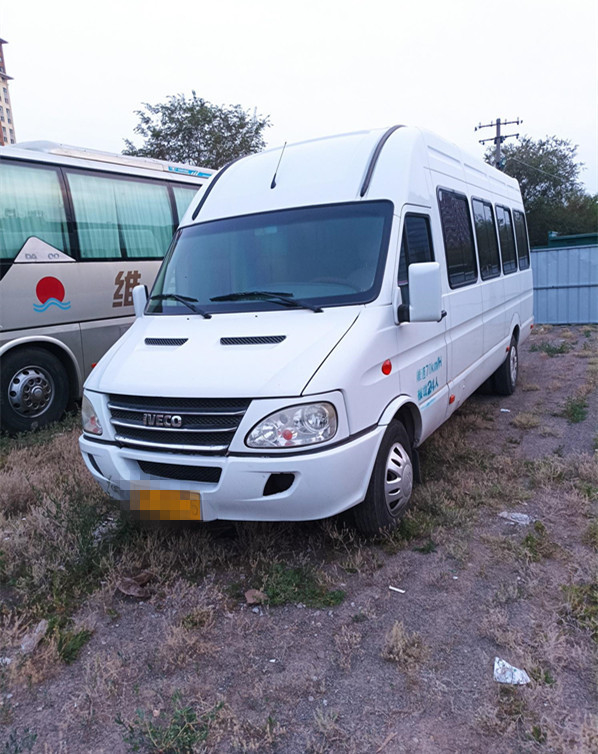 좋은 상태에 있는 가죽 좌석 에어 컨디셔너를 가진 2017년 23 Seater Iveco는 버스를 사용했습니다