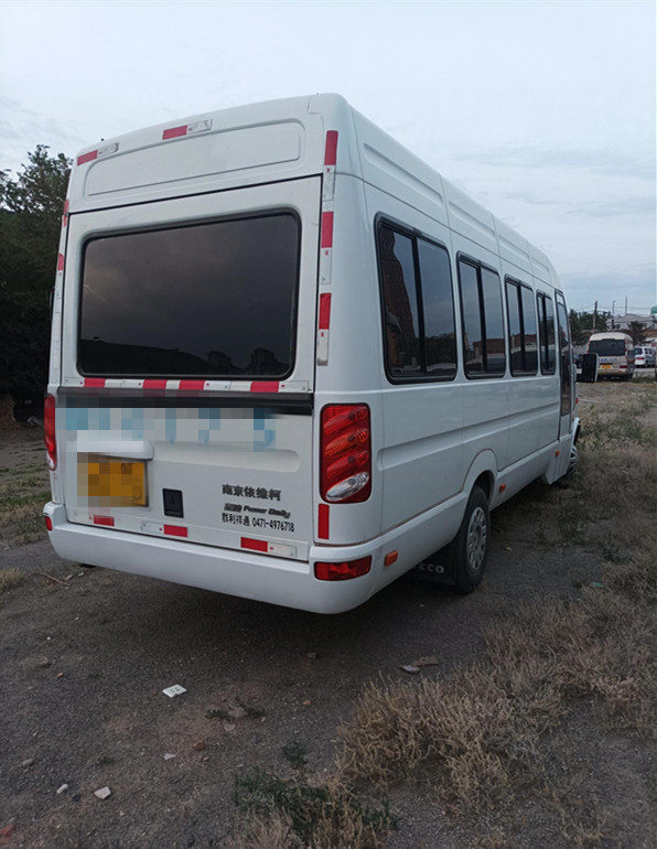 좋은 상태에 있는 가죽 좌석 에어 컨디셔너를 가진 2017년 23 Seater Iveco는 버스를 사용했습니다