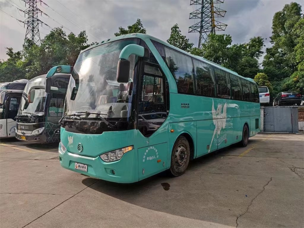2015년 49 Seater는 호화스러운 내부를 가진 Golden Dragon Bus XML6113 초침 차 LHD를 사용했습니다
