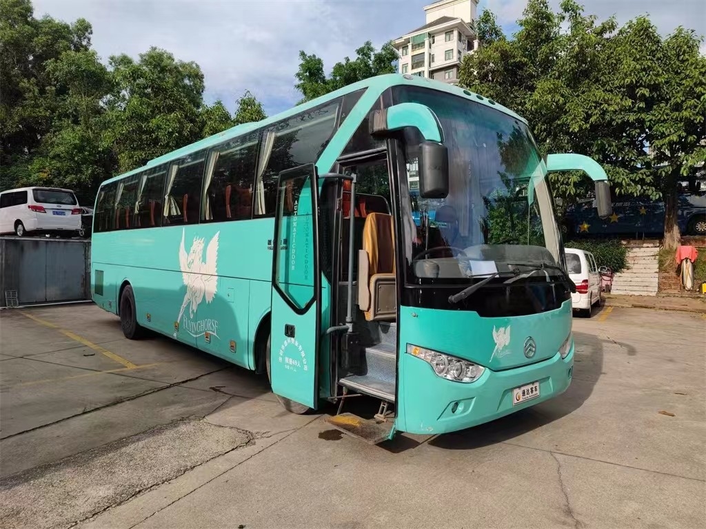2015년 49 Seater는 호화스러운 내부를 가진 Golden Dragon Bus XML6113 초침 차 LHD를 사용했습니다