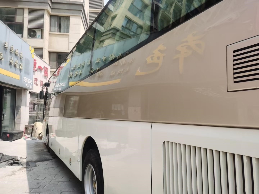 사용된 투어 버스는 황금용 버스 XML6113J68 49 자리 양여닫이 유차이 엔진을 이용했습니다