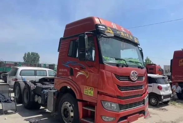 초침 말 상자 트레일러 2021년 빨간색 6×4 드라이브 모드 Weichai 엔진 460hp는 FAW 트랙터 트럭을 사용했습니다