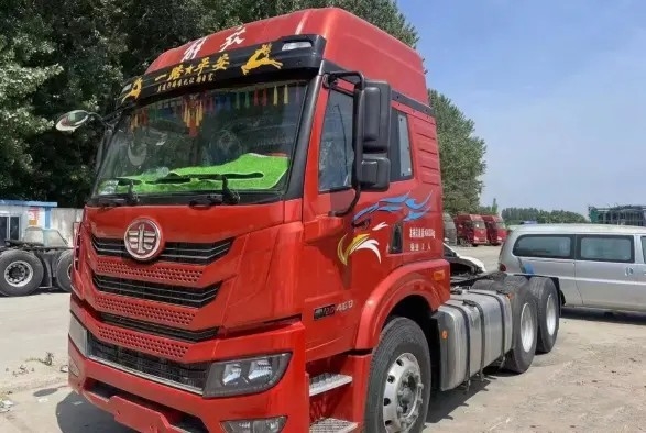 초침 말 상자 트레일러 2021년 빨간색 6×4 드라이브 모드 Weichai 엔진 460hp는 FAW 트랙터 트럭을 사용했습니다