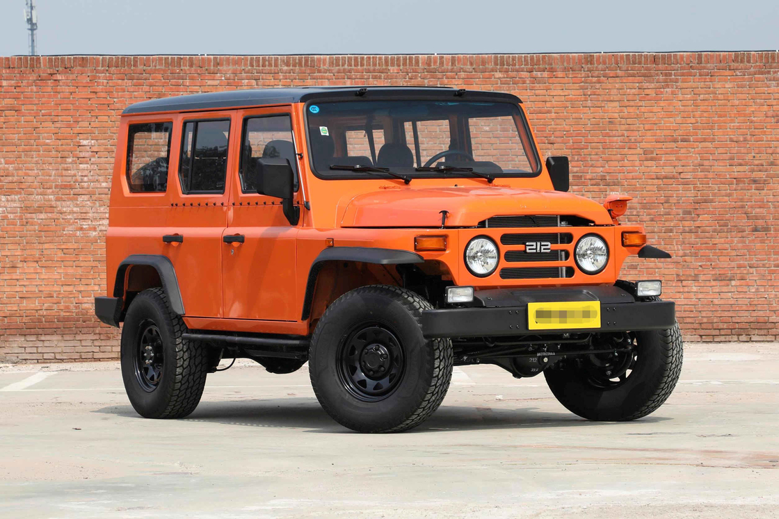 SUV 판매 BAW 4*4 드라이브 모드 6 속도 수동 변속기 오일 엔진 오프로드