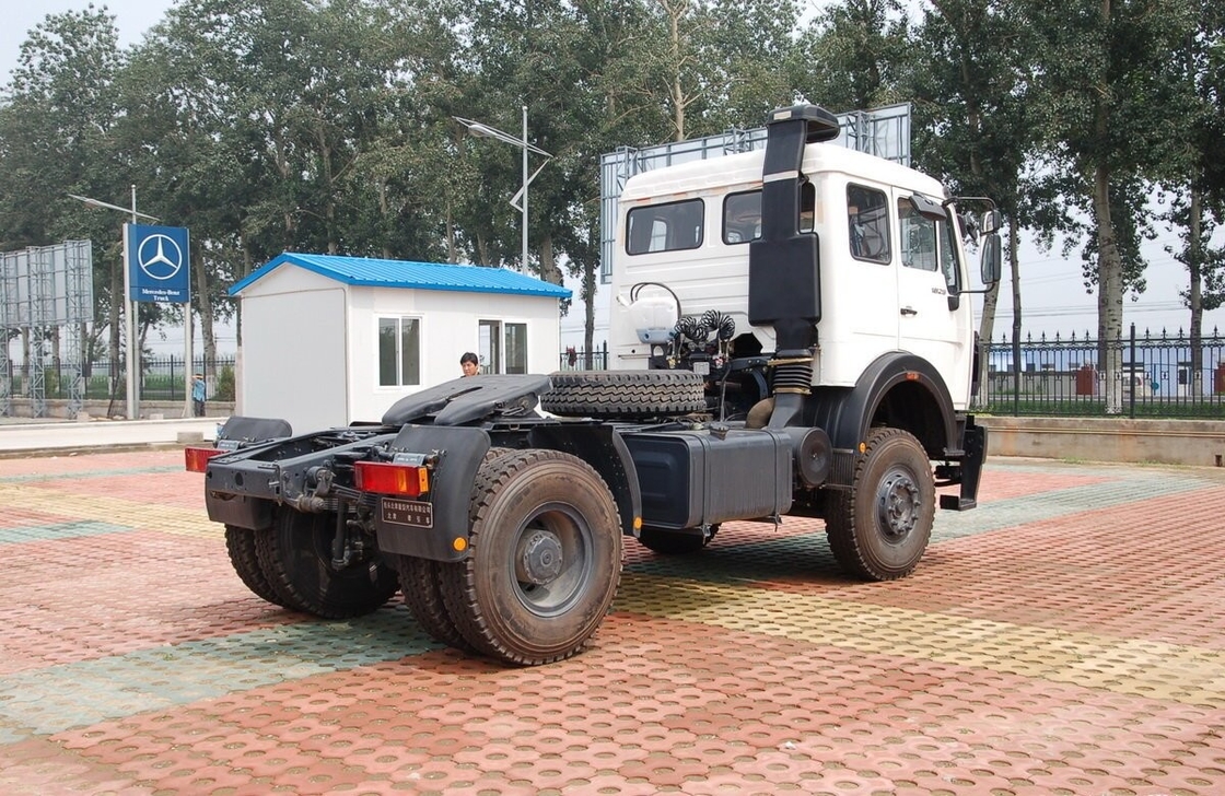 6 타이어 중량용 트럭 4*2 베이벤 헤드 트랙터 300 hp 평면 지붕 유로 3