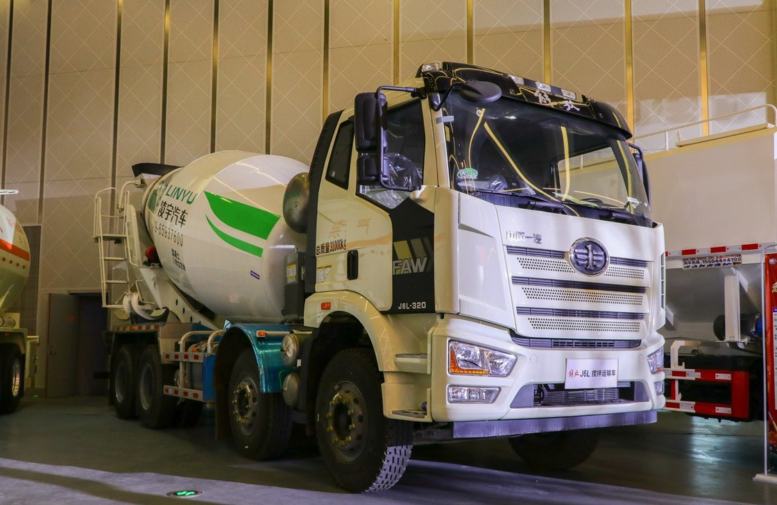 트럭 혼합 콘크리트 FAW J6L 모델 8 * 4 드라이브 모드 8 큐브 탱커 320hp 4 축