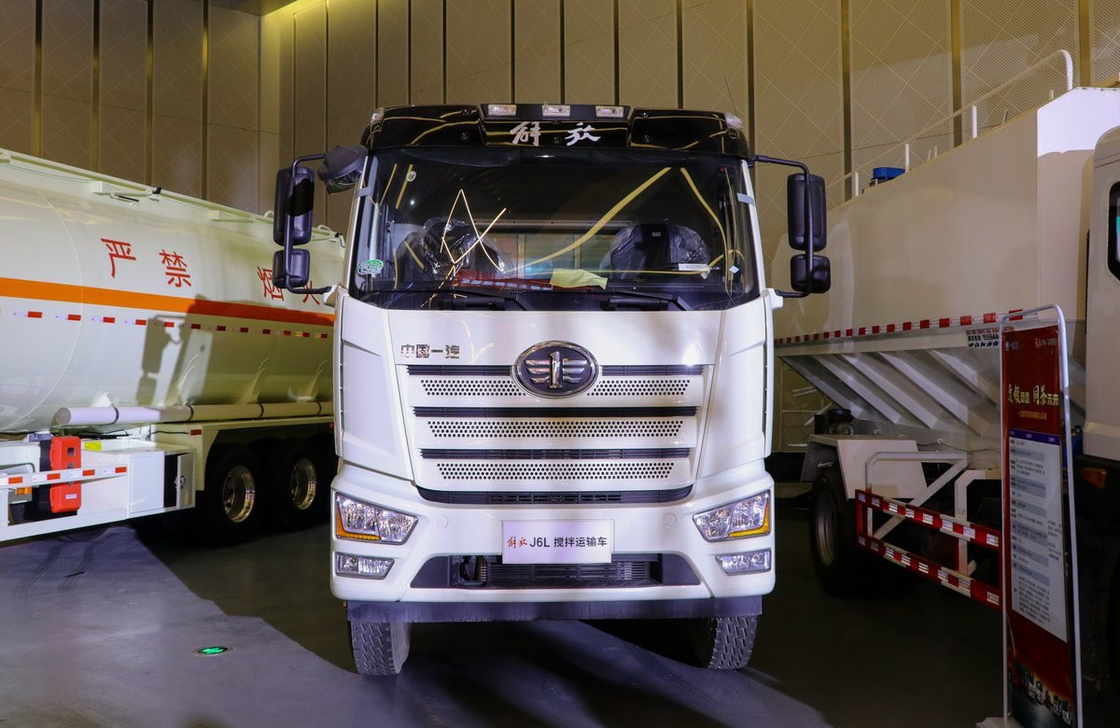 트럭 혼합 콘크리트 FAW J6L 모델 8 * 4 드라이브 모드 8 큐브 탱커 320hp 4 축
