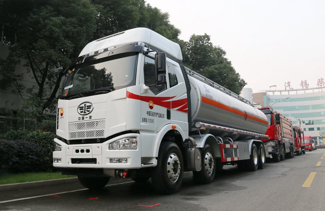 FAW 8*4 연료 탱크 트럭 JM6 모델 사용 된 석유 저장 탱크 31.5 큐브 280hp LHD