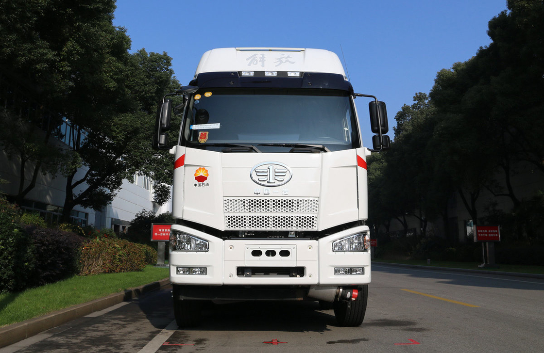 FAW 8*4 연료 탱크 트럭 JM6 모델 사용 된 석유 저장 탱크 31.5 큐브 280hp LHD