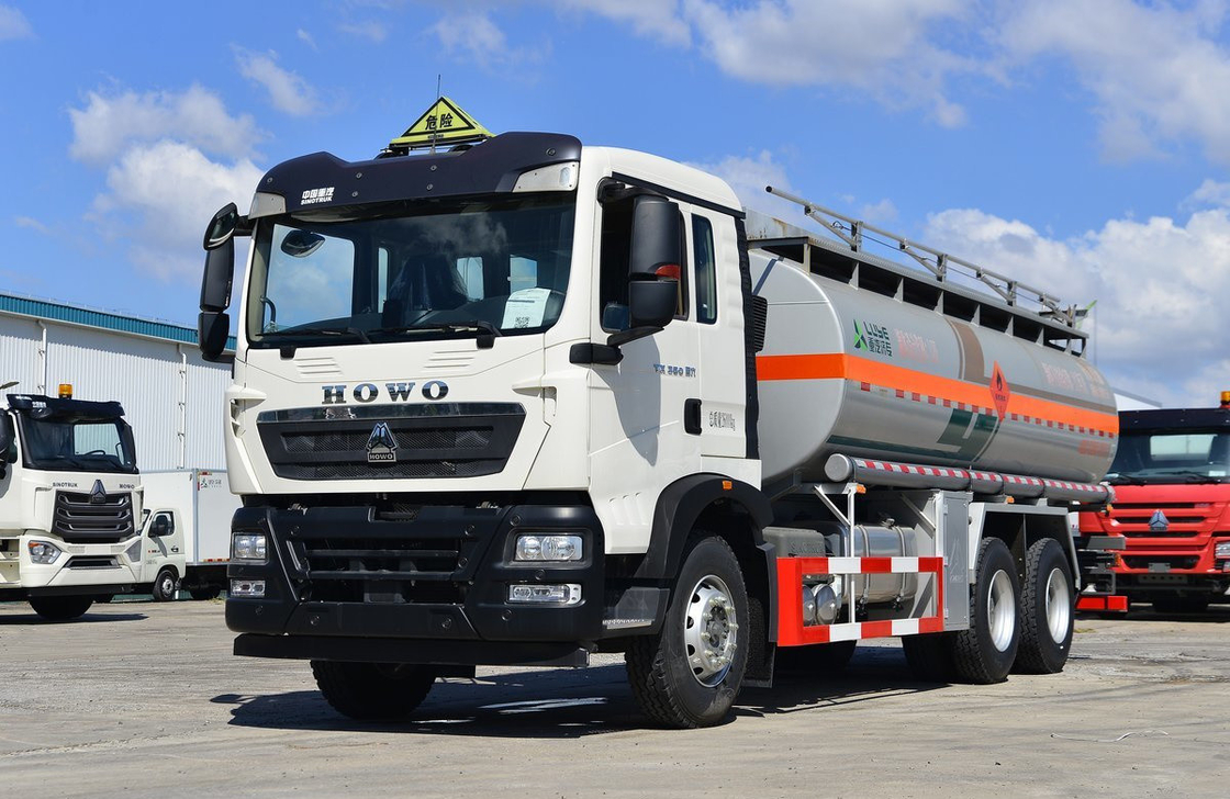호우 오일 트럭 20m3 10 타이어 호우 TX 모델 연료 탱커 6*4 평면 지붕 350hp