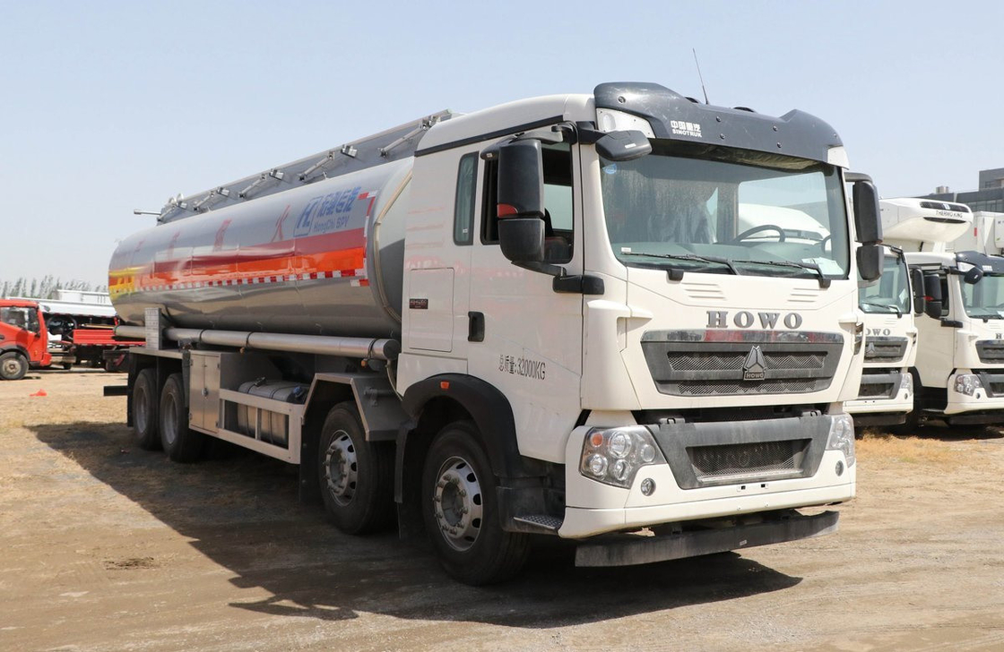 사용 된 석유 컨테이너 30000 리터 Howo T5G 오일 탱커 트럭 4 Axles Cab
