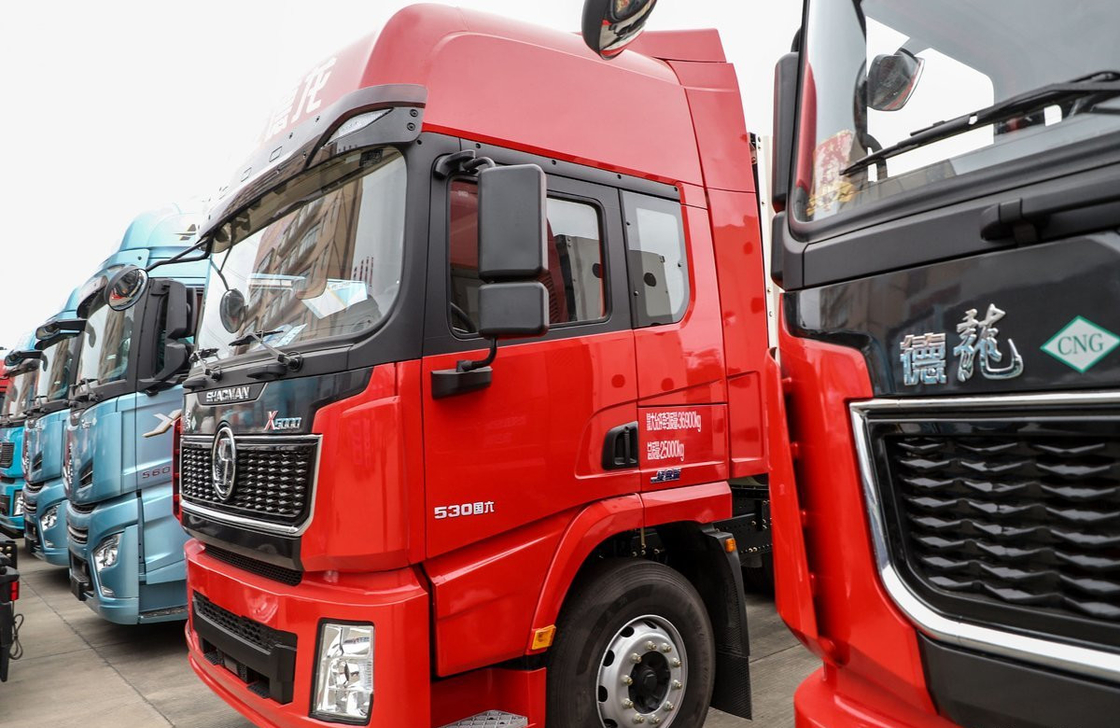 샤크맨 트럭 6x4 트랙터 헤드 X5000 모델 CNG 엔진 530hp 더블 데커 슬리퍼