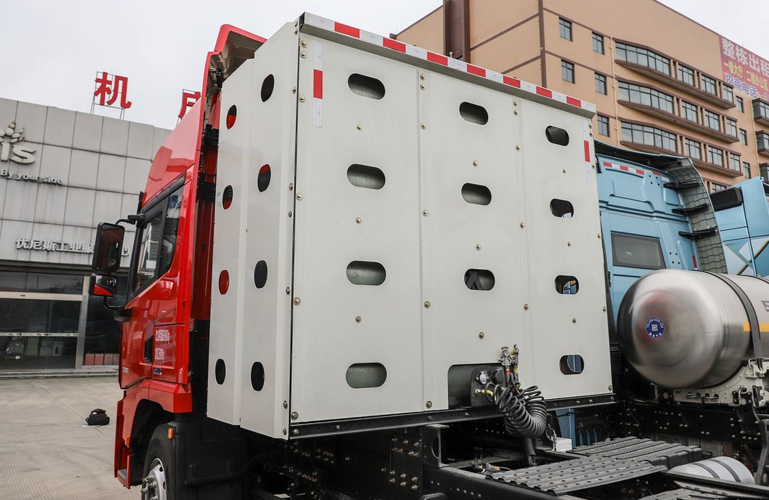 샤크맨 트럭 6x4 트랙터 헤드 X5000 모델 CNG 엔진 530hp 더블 데커 슬리퍼