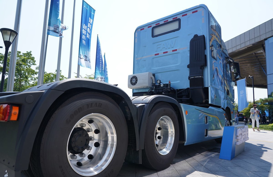 제이판 6x4 트랙터 트럭 생활 객실 툴 컬러 560hp CA 엔진 10 타이어 LHD