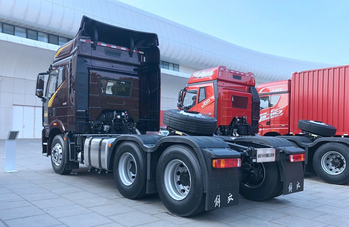 FW 트랙터 트럭 J6P 물류 유통 560hp 강력한 엔진 10 타이어 높은 지붕