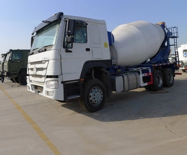 사용 및 새 Sinotruk HOWO 4X2 6X4 8cbm 10cbm 12cbm 콘크리트 시멘트 믹서 트럭 판매