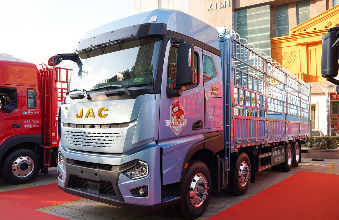 화물 트럭 사용 된 8 * 4 JAC 울타리 박스 560hp 커민스 엔진 ZF 기어박스 높은 지붕 캐빈