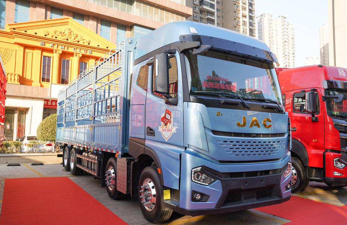 화물 트럭 사용 된 8 * 4 JAC 울타리 박스 560hp 커민스 엔진 ZF 기어박스 높은 지붕 캐빈