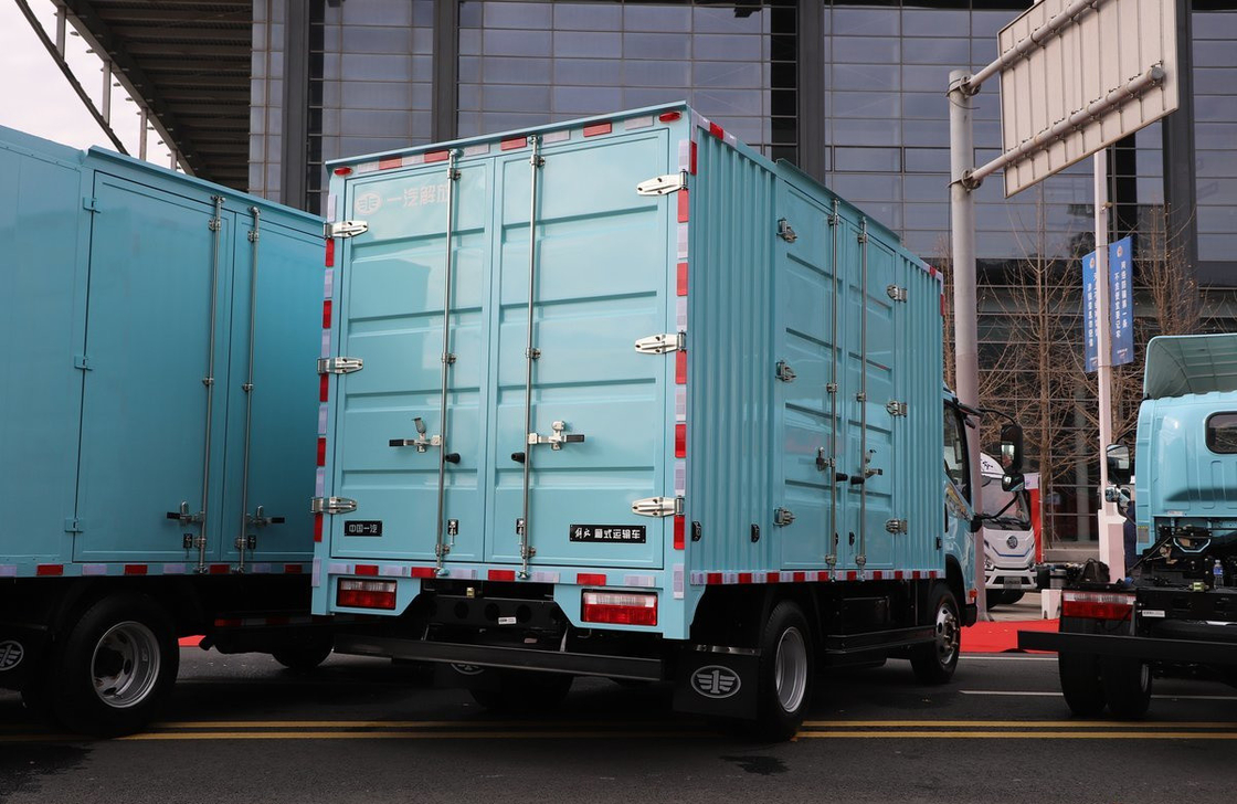 중고용 4x2 화물 트럭 FAW 밴 트럭 CNG 엔진 150hp 컨테이너 상자 3300mm 휠베이스
