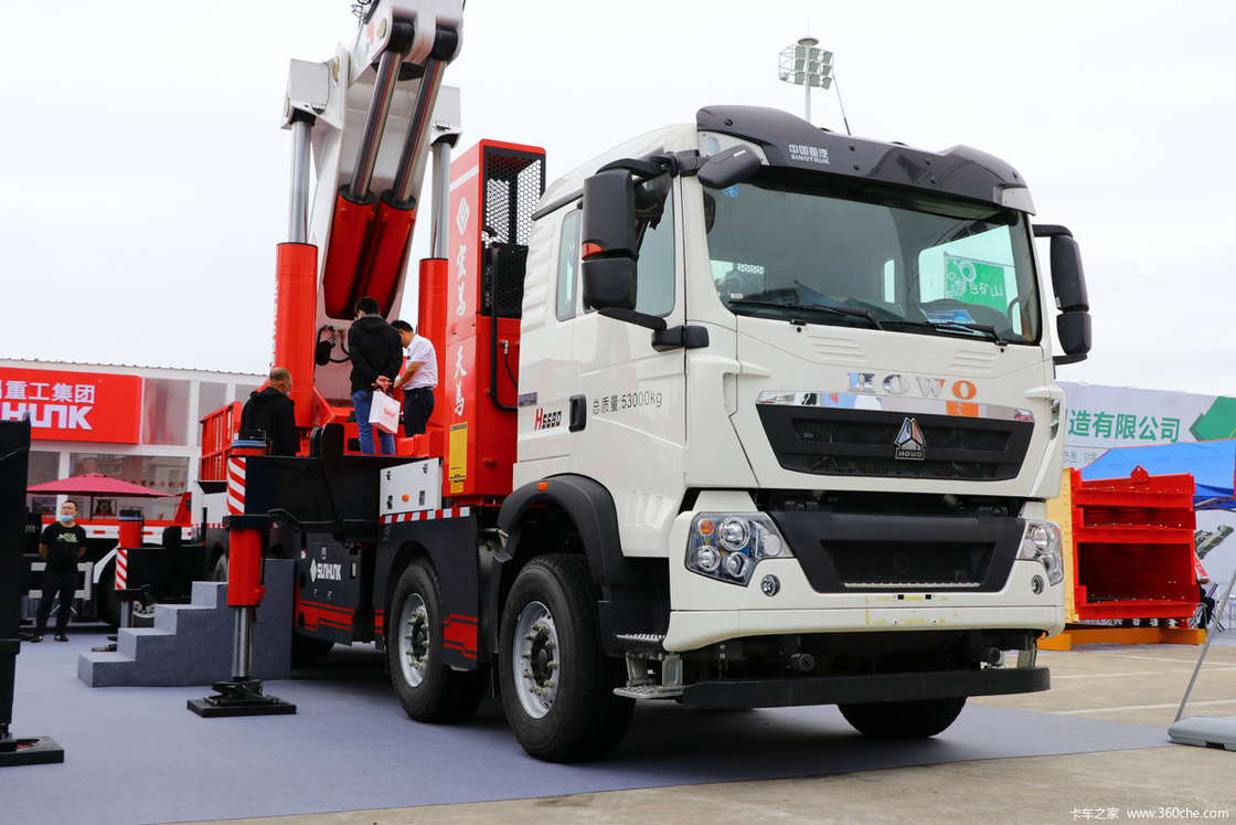 100톤 트럭에 장착된 크레인 호우 10*4 차시 440hp 손목 팔 크레인 135톤 리프팅