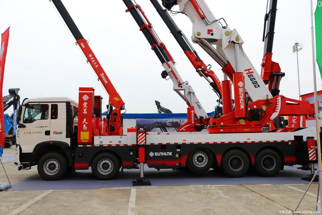 100톤 트럭에 장착된 크레인 호우 10*4 차시 440hp 손목 팔 크레인 135톤 리프팅