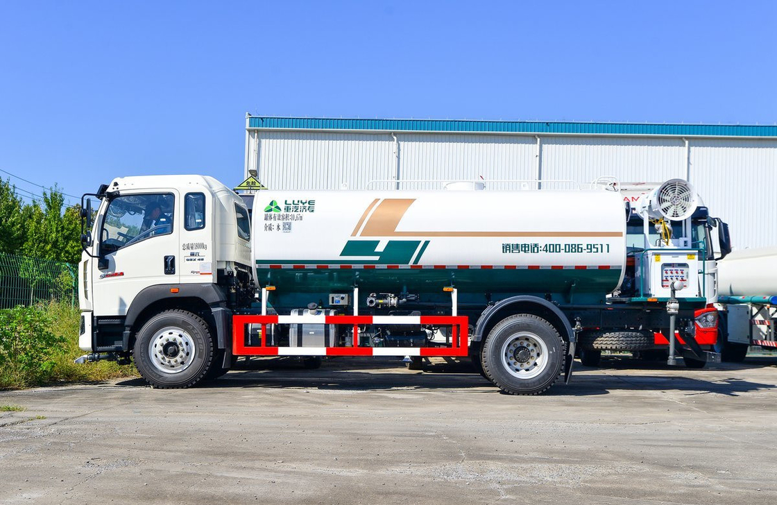 물 탱크 트럭 4x2 시노트럭 호우 웨이차이 220hp 이중 후면 타이어 단일 행 객실