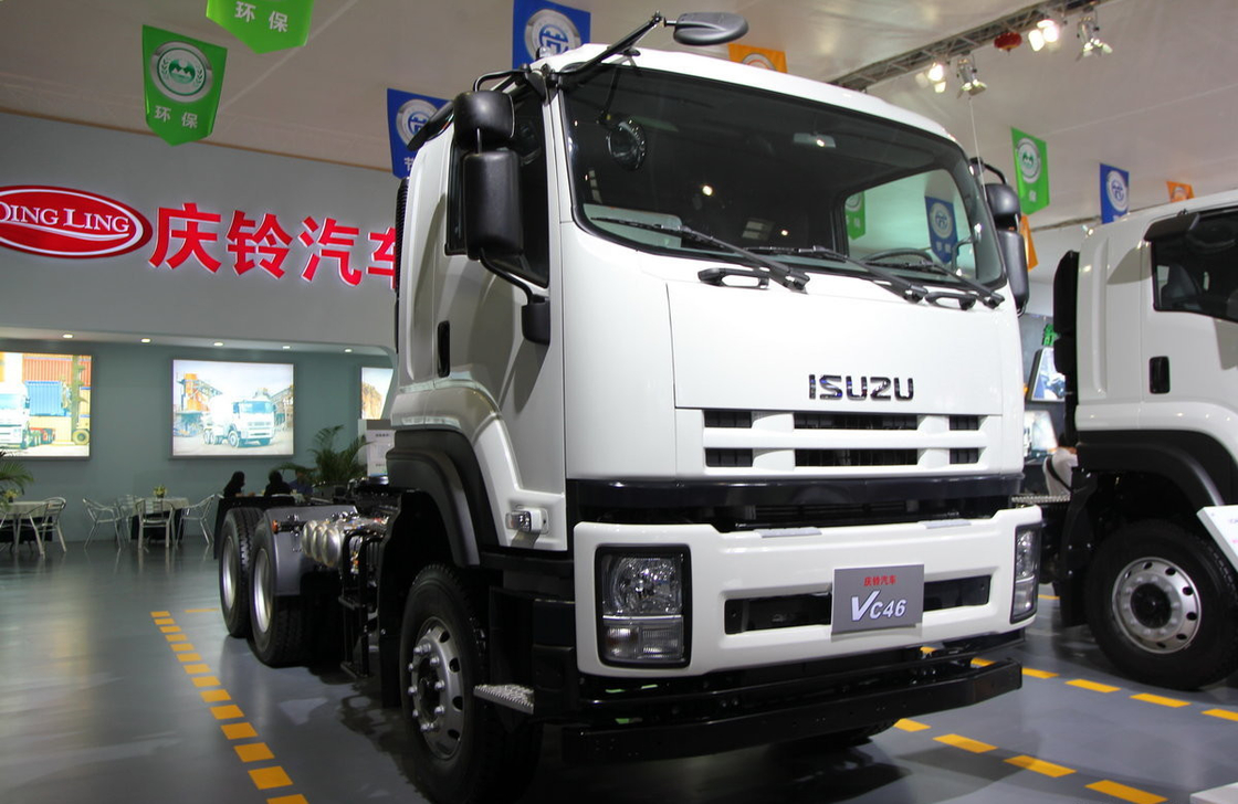 트럭 트랙터 평면 지붕 객실 ISUZU 말 머리 트레일러 6 * 4 드라이브 모드 350hp 유로 4 배출
