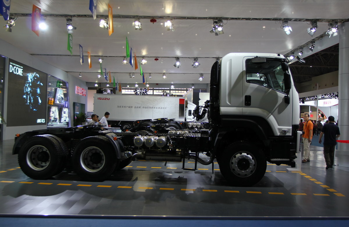 트럭 트랙터 평면 지붕 객실 ISUZU 말 머리 트레일러 6 * 4 드라이브 모드 350hp 유로 4 배출