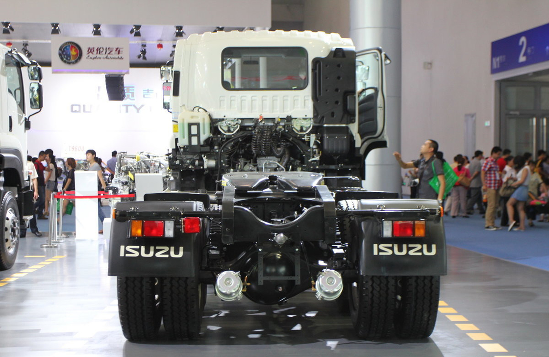 트럭 트랙터 평면 지붕 객실 ISUZU 말 머리 트레일러 6 * 4 드라이브 모드 350hp 유로 4 배출