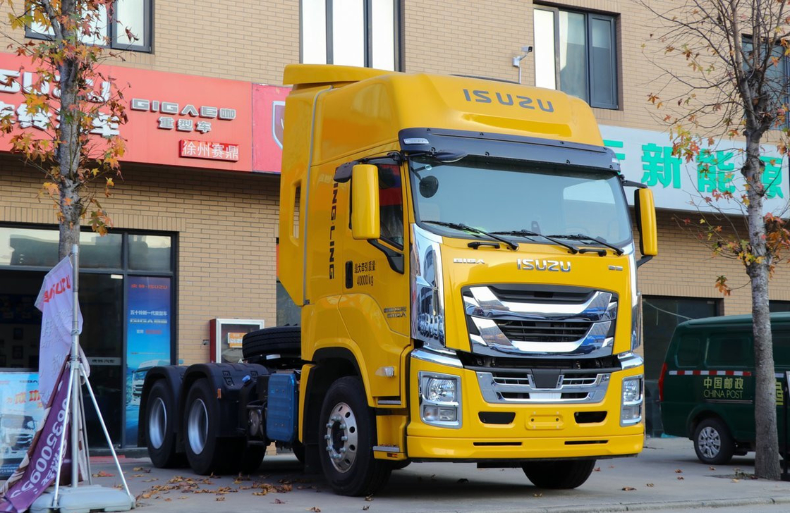 중고용 트럭 트랙터 유닛 460hp 강력 Egine ZF 변속기 Isuzu 프라임 모버 고층 카비나