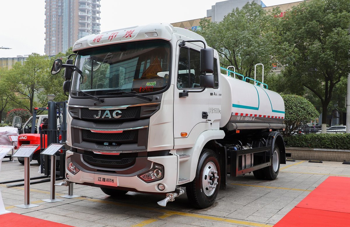 스프링클러 물 탱크 트럭 JAC 4x2 단일 축 200hp 디젤 엔진 10 큐브 탱크