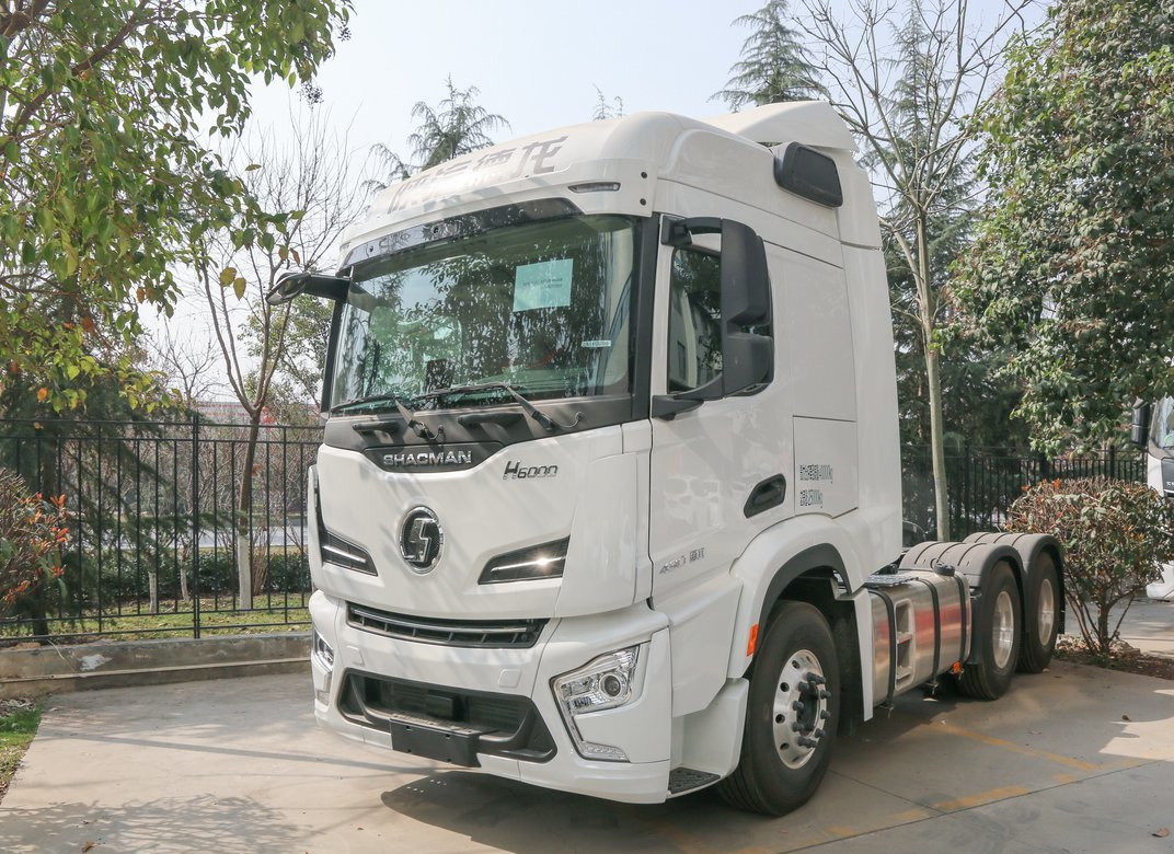 트레일러 헤드 트럭 흰색 6*4 샤크만 H6000 커민스 490hp 엔진 10 타이어 잎 스프링