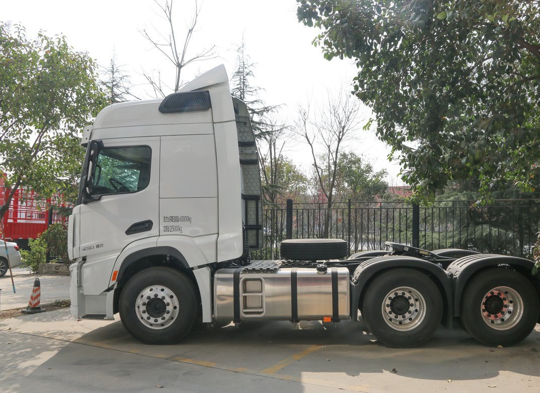 트레일러 헤드 트럭 흰색 6*4 샤크만 H6000 커민스 490hp 엔진 10 타이어 잎 스프링