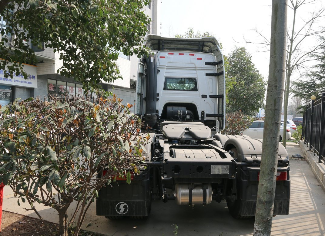 트레일러 헤드 트럭 흰색 6*4 샤크만 H6000 커민스 490hp 엔진 10 타이어 잎 스프링