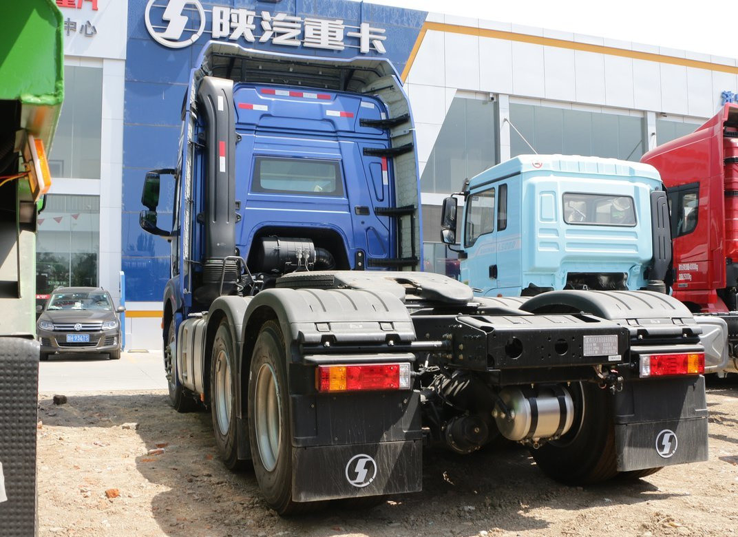 트랙터 유닛 트럭 블루 컬러 하이 옥상 캐빈 480hp 샤크만 H6000 프라임 모버 빠른 변속기