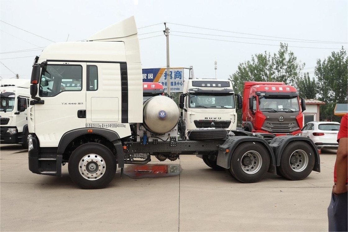 HOWO 단열 Semi TX 중형 트럭 440HP 6X4 12 기어 듀얼 드라이브 LNG 트랙터 국가 VI