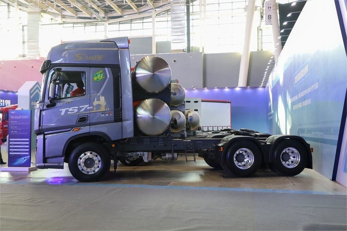 HOWO TS7 무거운 트럭 700HP 6X4 수압 버퍼 LNG 자동 변속기 높은 지붕 트랙터