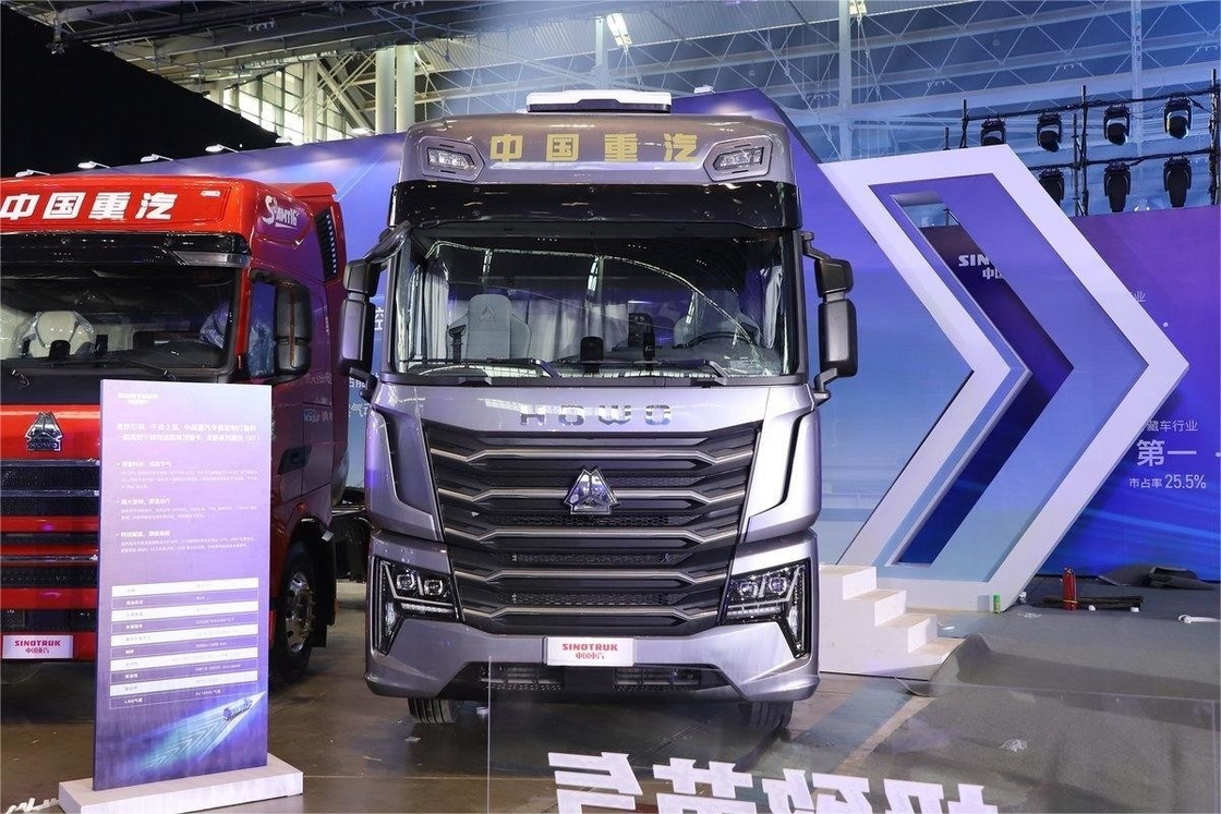 HOWO TS7 무거운 트럭 700HP 6X4 수압 버퍼 LNG 자동 변속기 높은 지붕 트랙터
