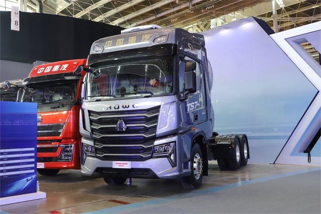 HOWO TS7 무거운 트럭 700HP 6X4 수압 버퍼 LNG 자동 변속기 높은 지붕 트랙터