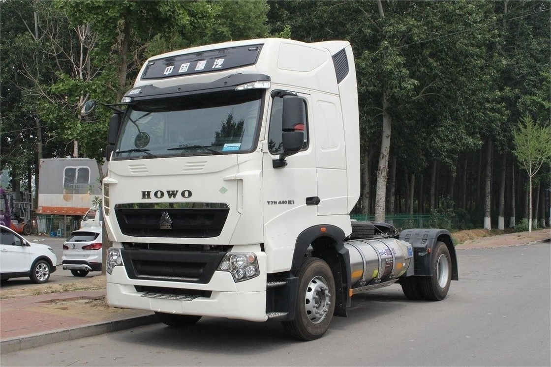 반 좌석 줄 HOWO T7H 중형 트럭 높은 지붕 굽기 측면 바람 패널 440 HP 4X2 LNG 트랙터