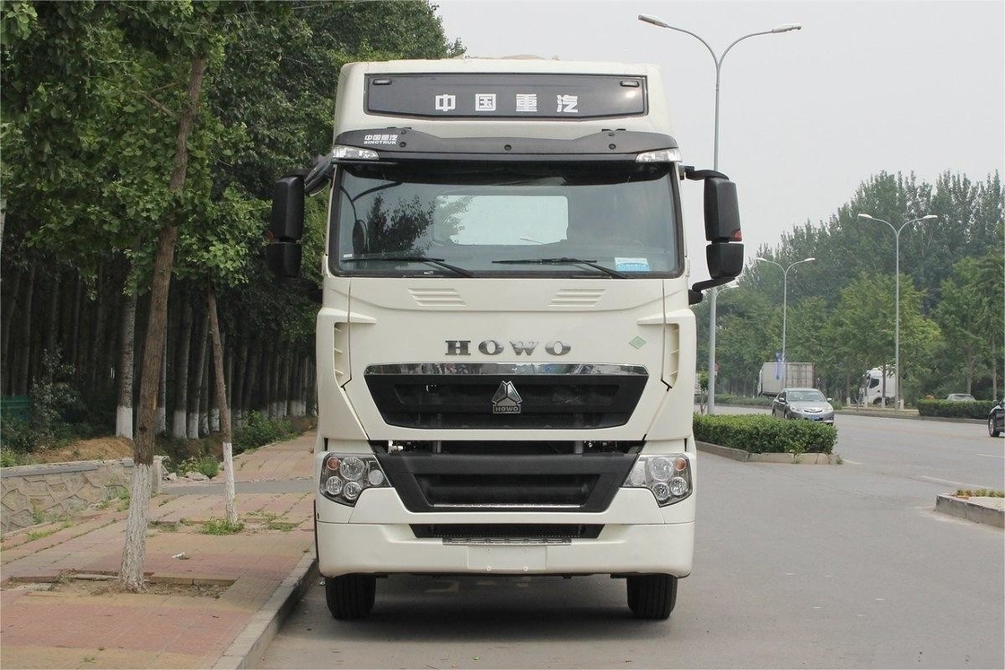 반 좌석 줄 HOWO T7H 중형 트럭 높은 지붕 굽기 측면 바람 패널 440 HP 4X2 LNG 트랙터