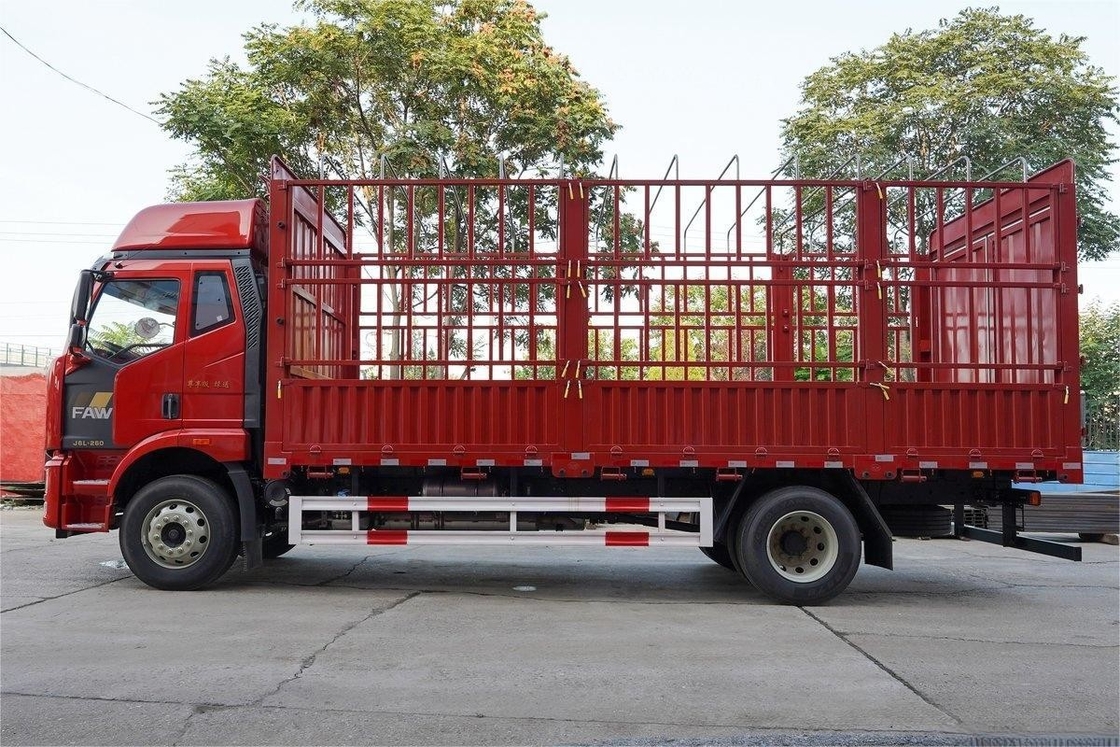 FAW Jiefang 트럭 단열 및 반 좌석 260HP 8단 디젤 4X2 6.75m 울타리 트럭