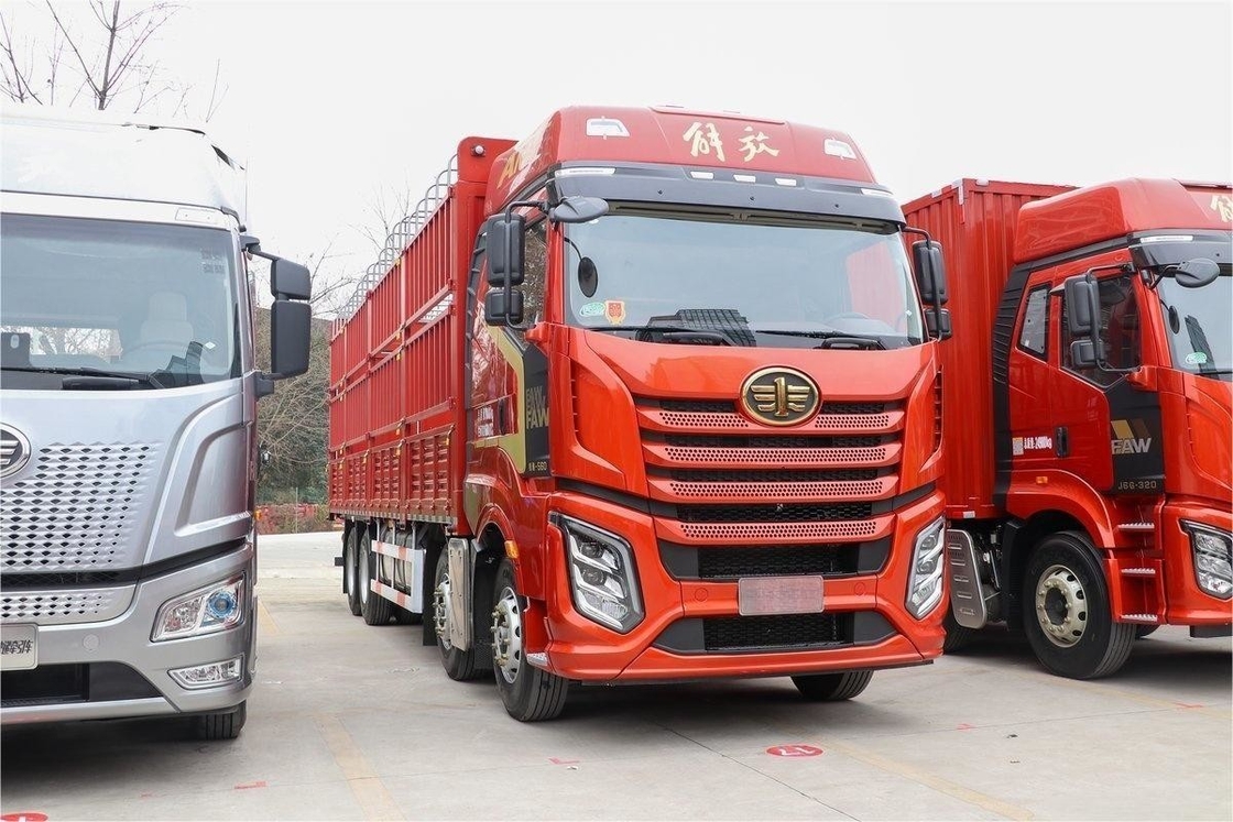 FAW Jiefang 울타리 트럭 큰 줄 반 좌석 560HP 8X4 9.4m AMT 자동 변속기