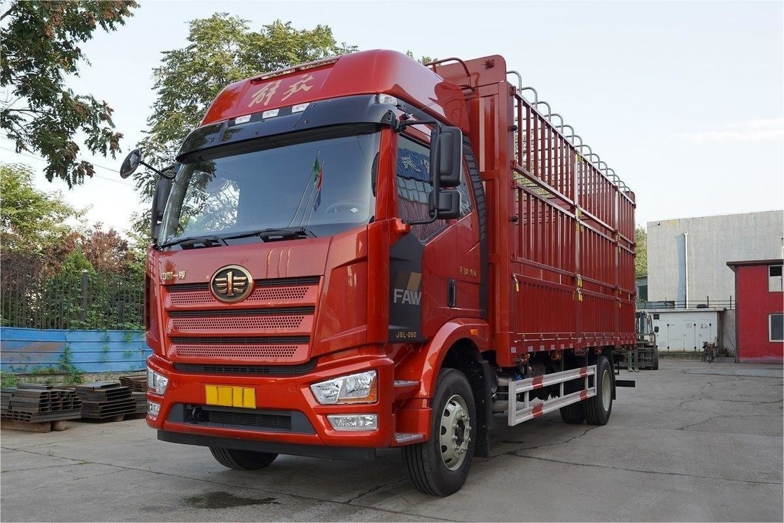 FAW Jiefang 트럭 단열 및 반 좌석 260HP 8단 디젤 4X2 6.75m 울타리 트럭