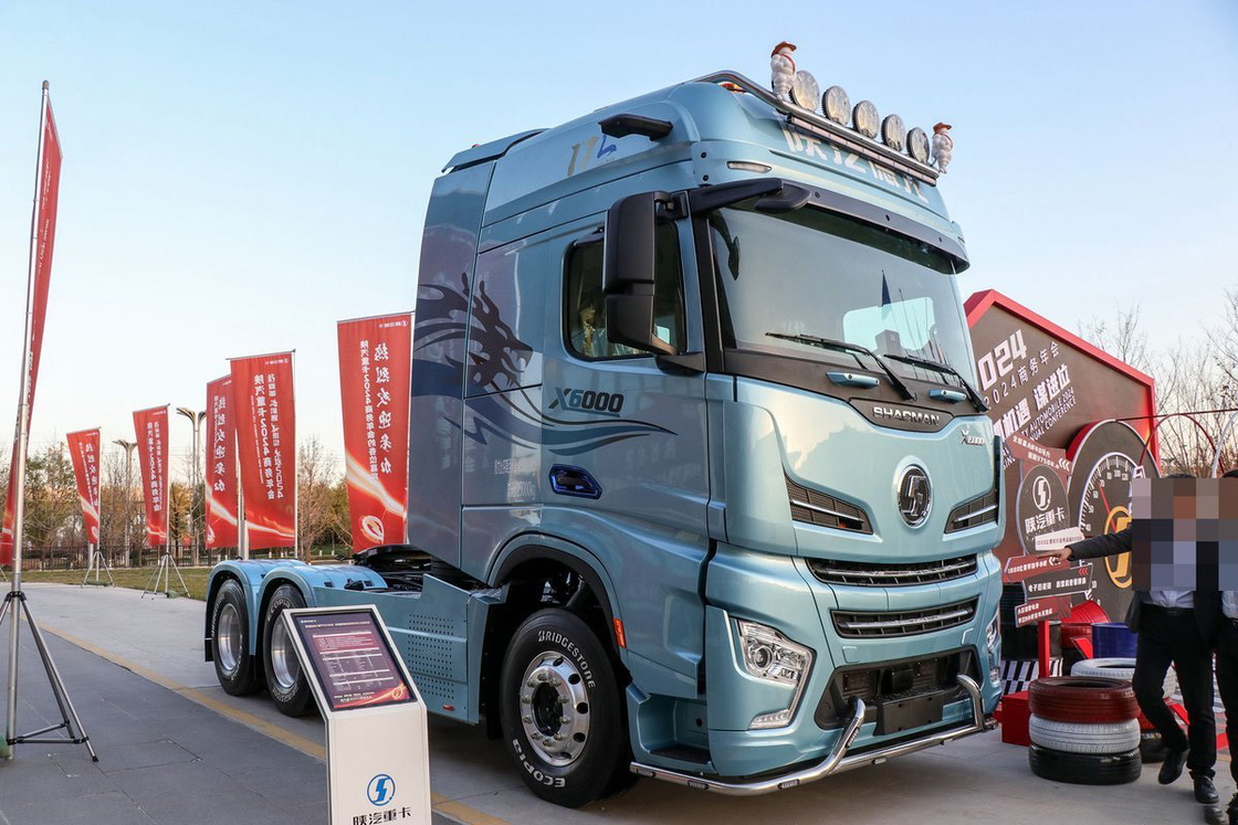 샤크맨 트랙터 트럭 컨디셔너 높은 지붕 상단 측면 가리 840HP 6X4 AMT 수압 버퍼