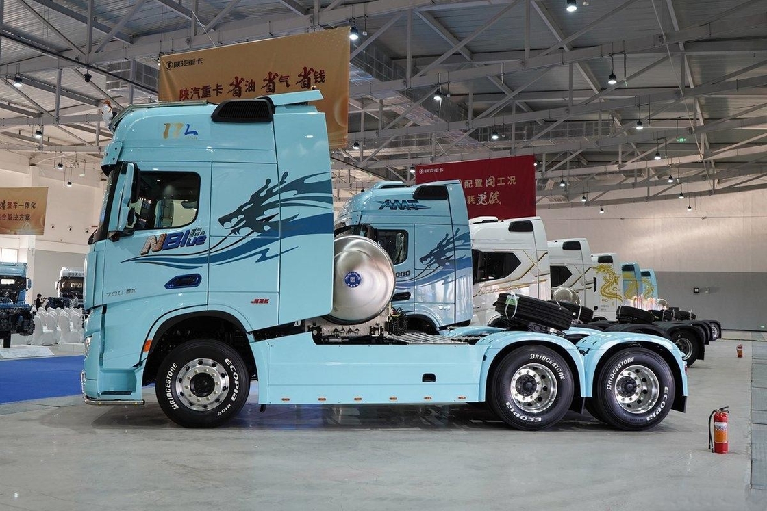 샤크맨 X6000 트랙터 트럭 디젤 700 Hp 6X4 LNG AMT 높은 지붕 단일 행과 반 좌석