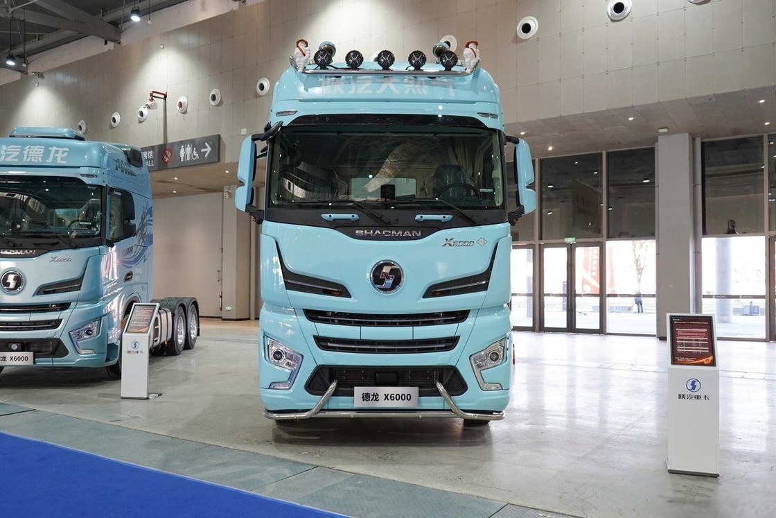 샤크맨 X6000 트랙터 트럭 디젤 700 Hp 6X4 LNG AMT 높은 지붕 단일 행과 반 좌석